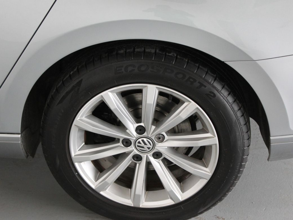 2019 Volkswagen Passat - image 29