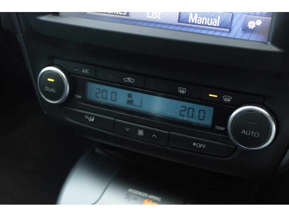 2015 Toyota Avensis - image 14