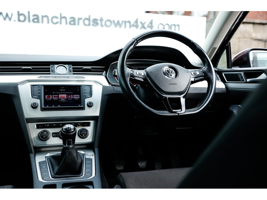 2017 Volkswagen Passat - image 9