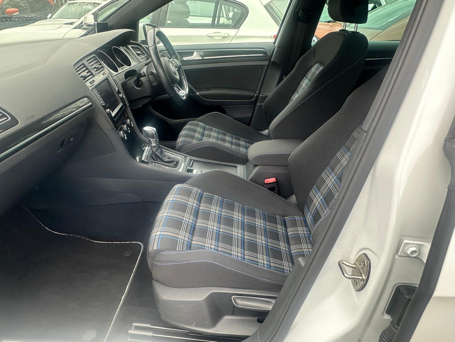 2015 Volkswagen Golf - image 14