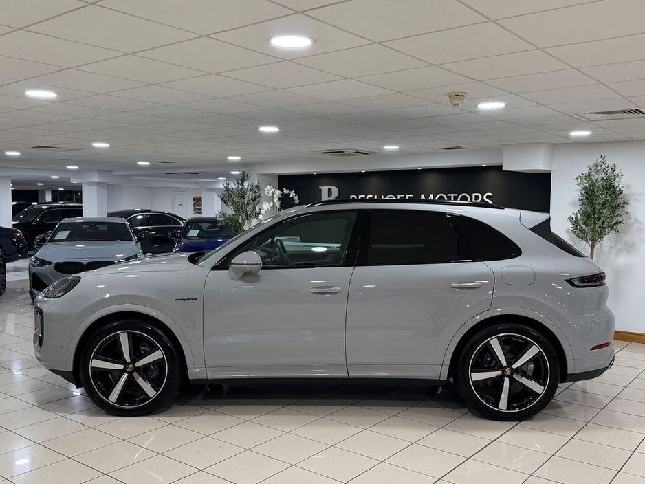 2025 Porsche Cayenne 3.0 V6 E-HYBRID=LOW MILES//HUGE SPEC//AS NEW=2 YEAR WARRANTY=TAILORED FINANCE PACKAGES AVAILABLE=TRADE IN'S WELCOME €114,995