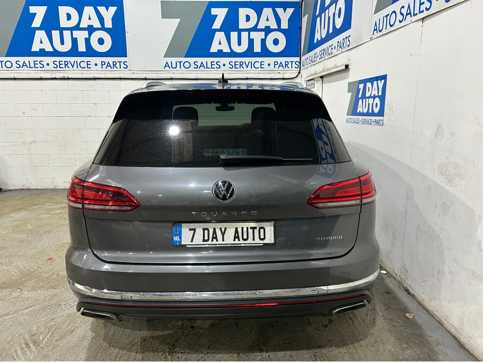 2021 Volkswagen Touareg - image 6