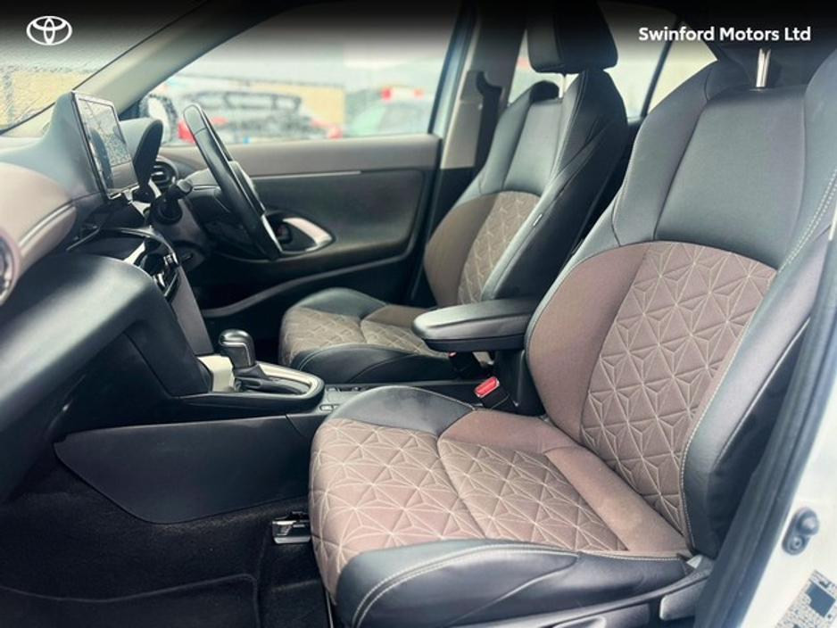 2022 Toyota Yaris Cross - image 7