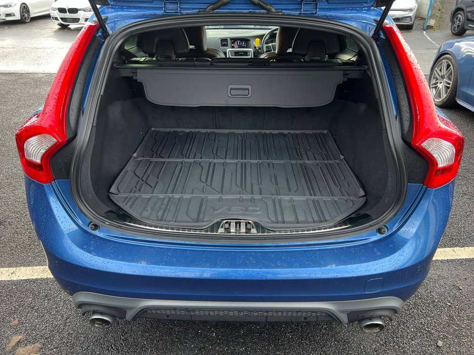 2017 Volvo V60 - image 15