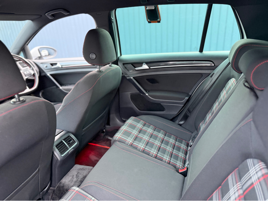2017 Volkswagen Golf - image 37