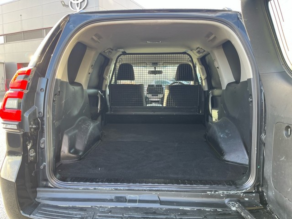 2022 Toyota Landcruiser - image 10