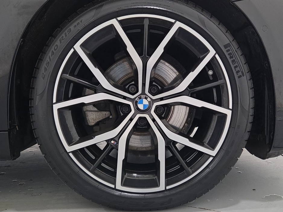 2023 BMW 5 Series - image 14