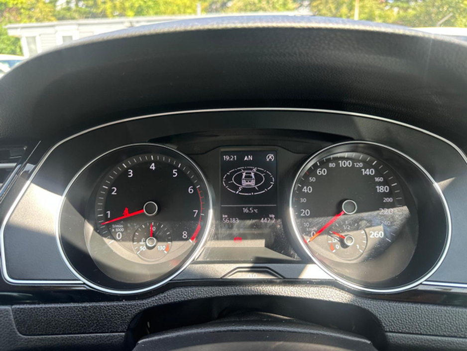 2016 Volkswagen Passat - image 19