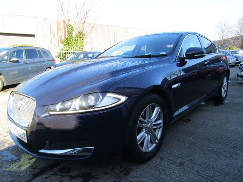 2014 Jaguar XF - image 3