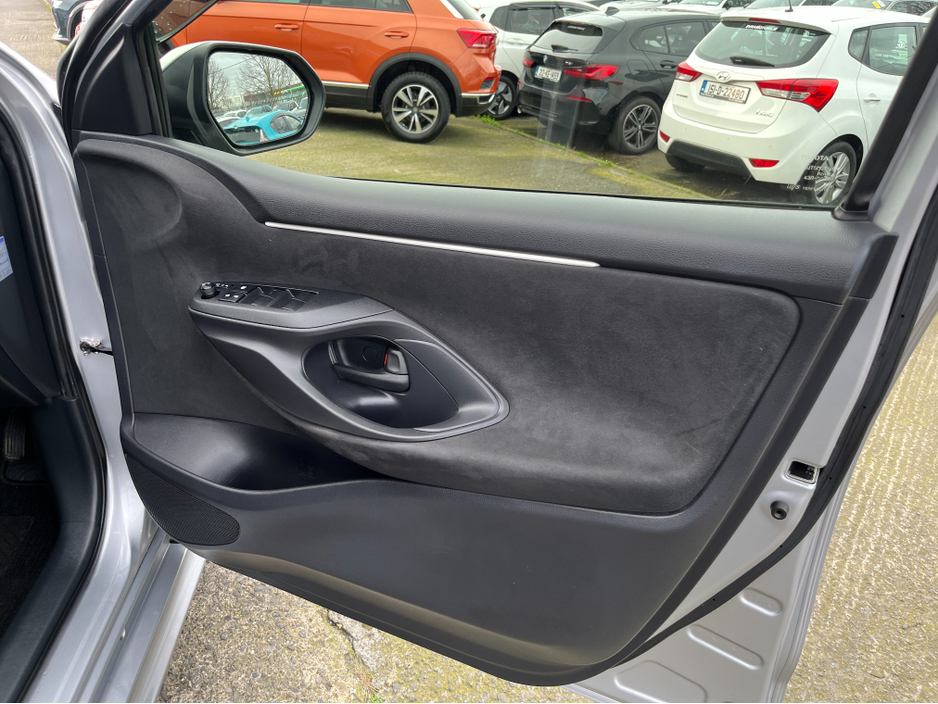 2022 Toyota Yaris - image 12