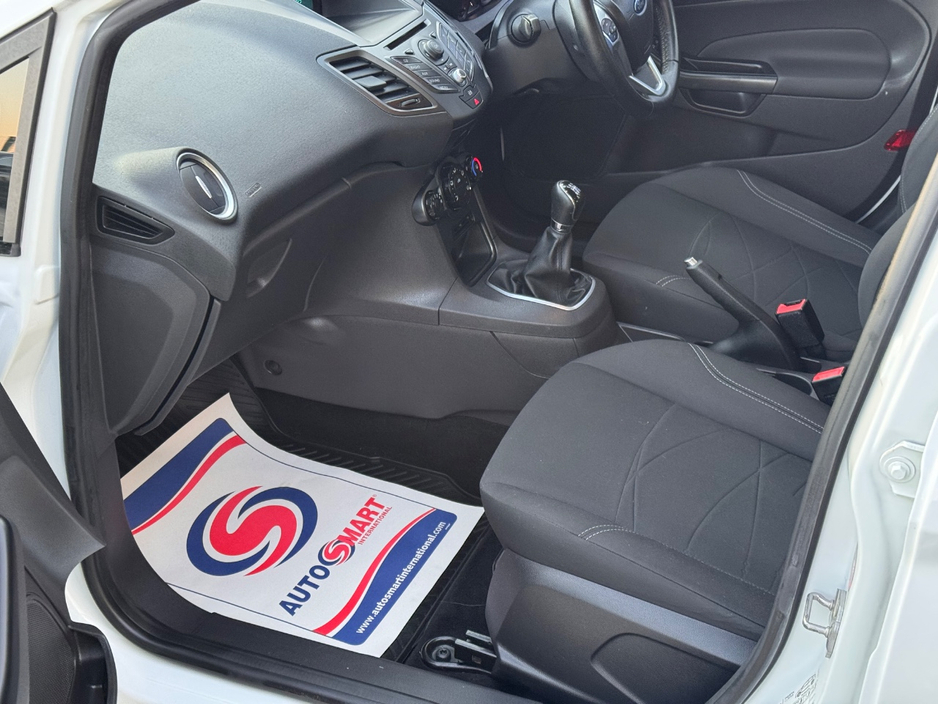 2013 Ford Fiesta - image 8