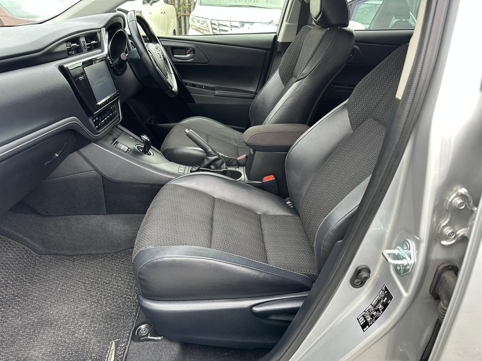 2016 Toyota Auris - image 14