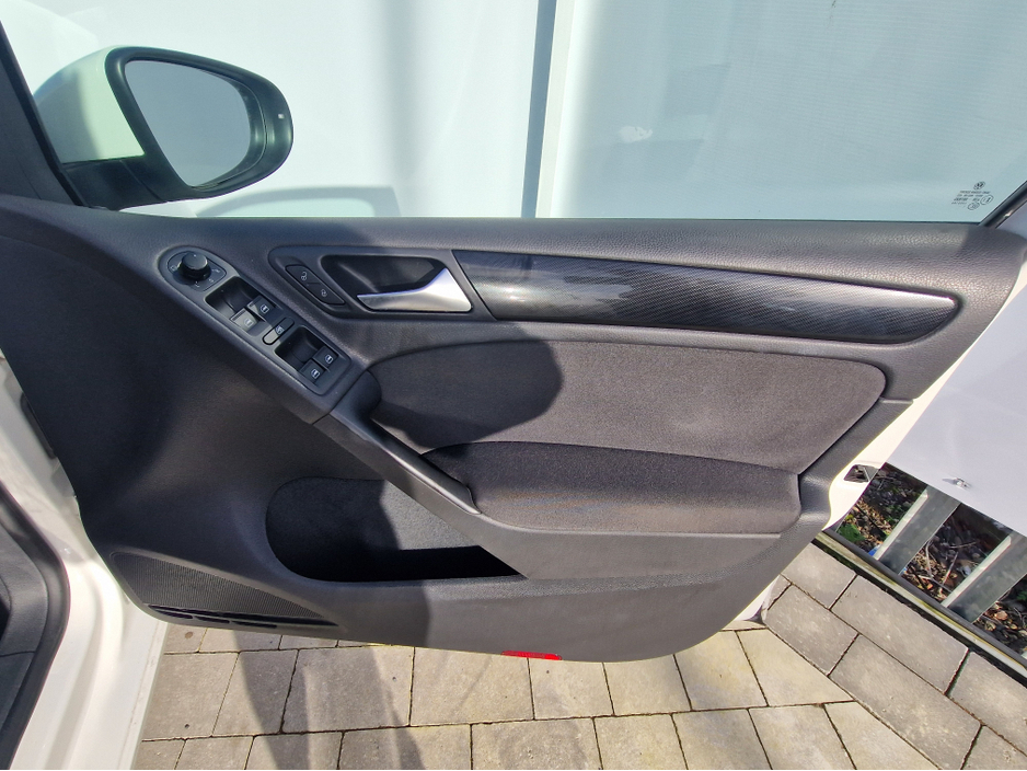 2012 Volkswagen Golf - image 12