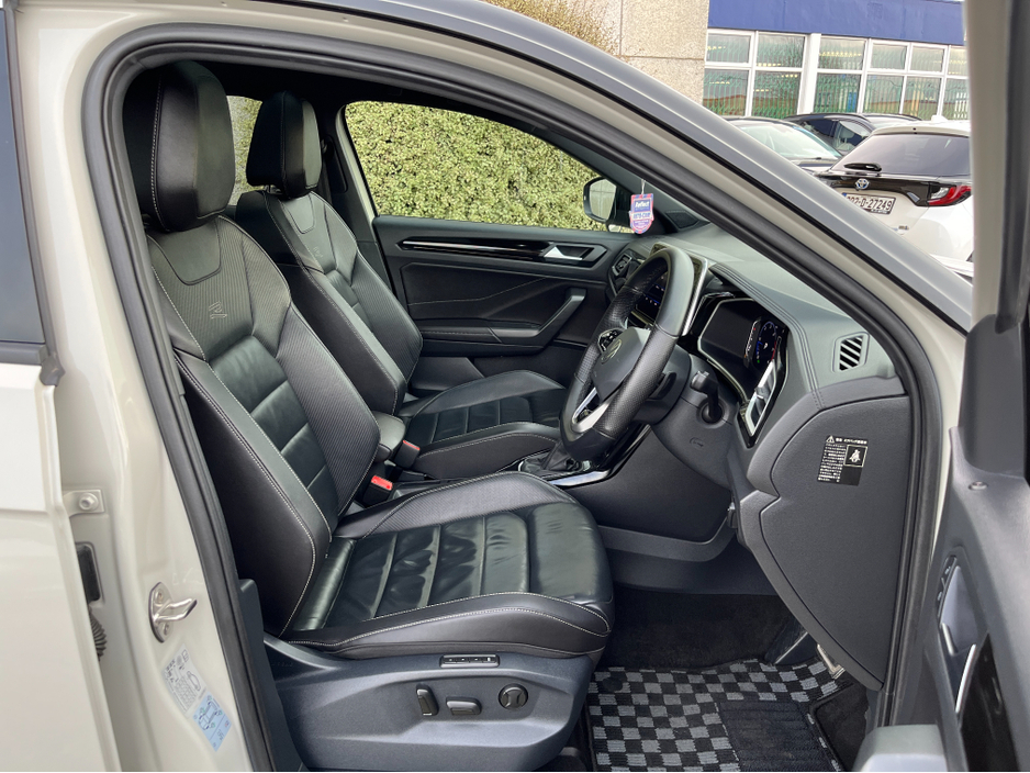 2023 Volkswagen T-Roc - image 13