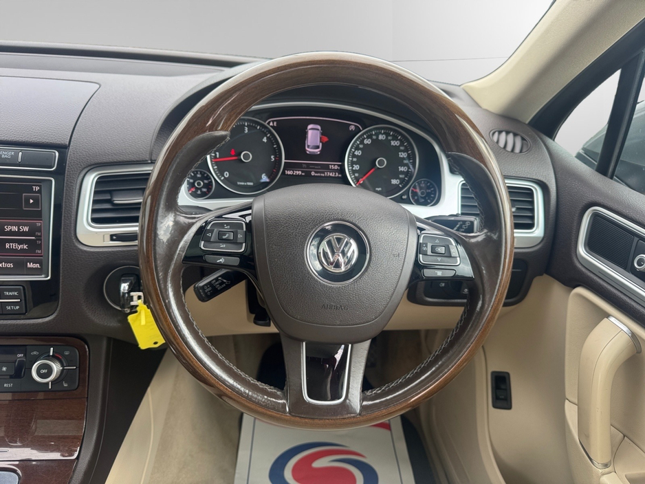 2016 Volkswagen Touareg - image 14