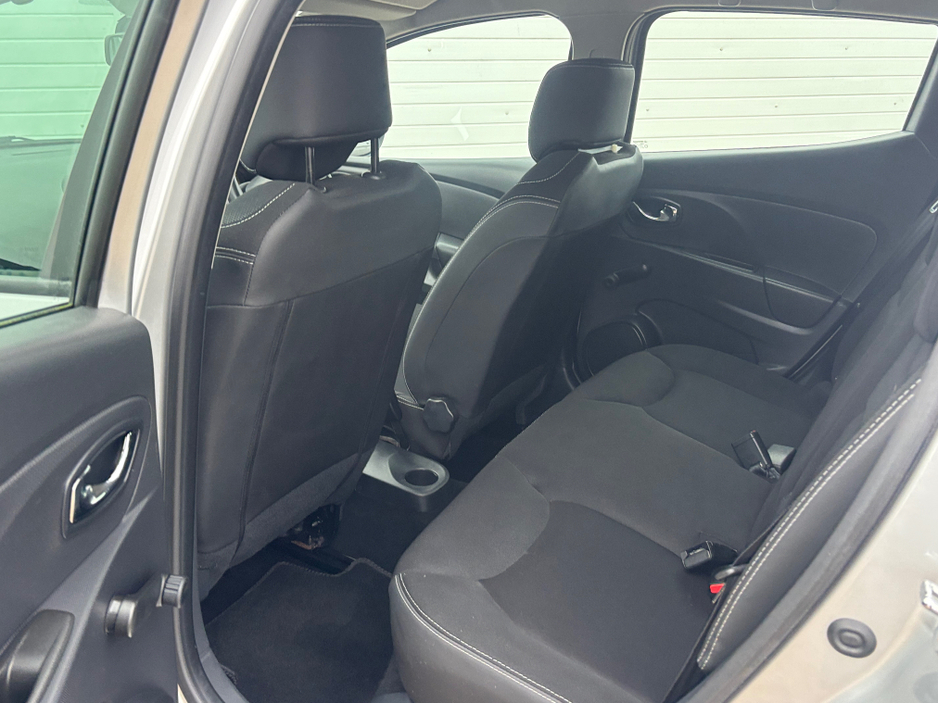 2015 Renault Clio - image 20