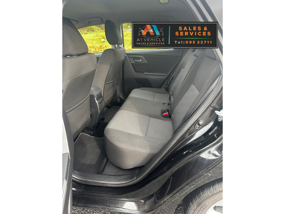 2015 Toyota Auris - image 12