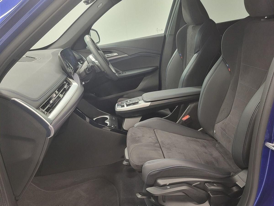 2025 BMW X1 - image 7