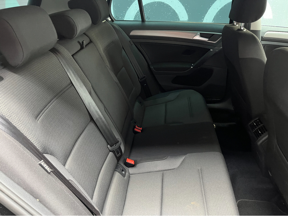 2016 Volkswagen Golf - image 2