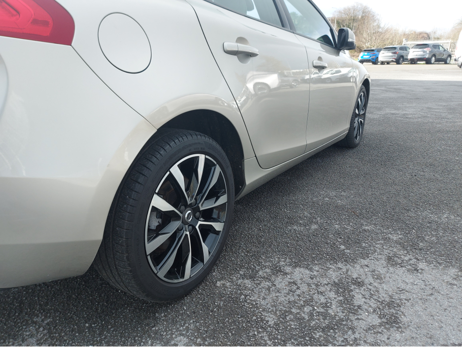 2019 Volvo V40 D3 MOMENTUM ED 5DR €19,950