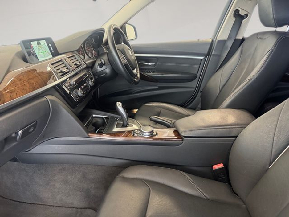 2015 BMW 3 Series - image 17