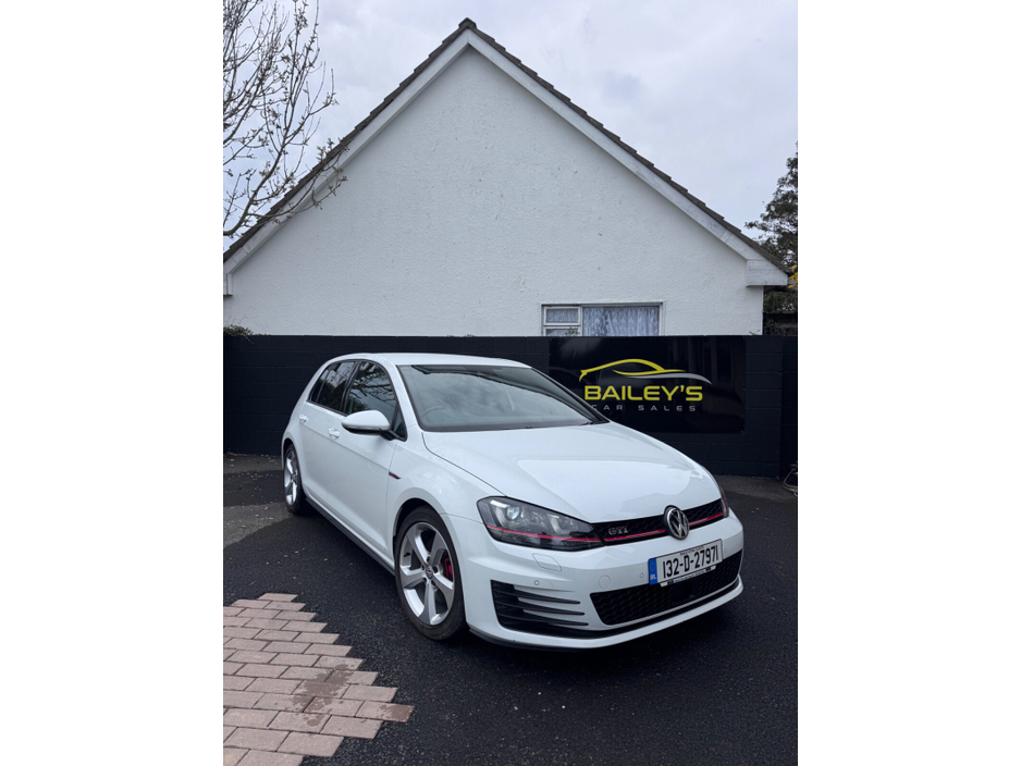 2013 Volkswagen Golf - image 2