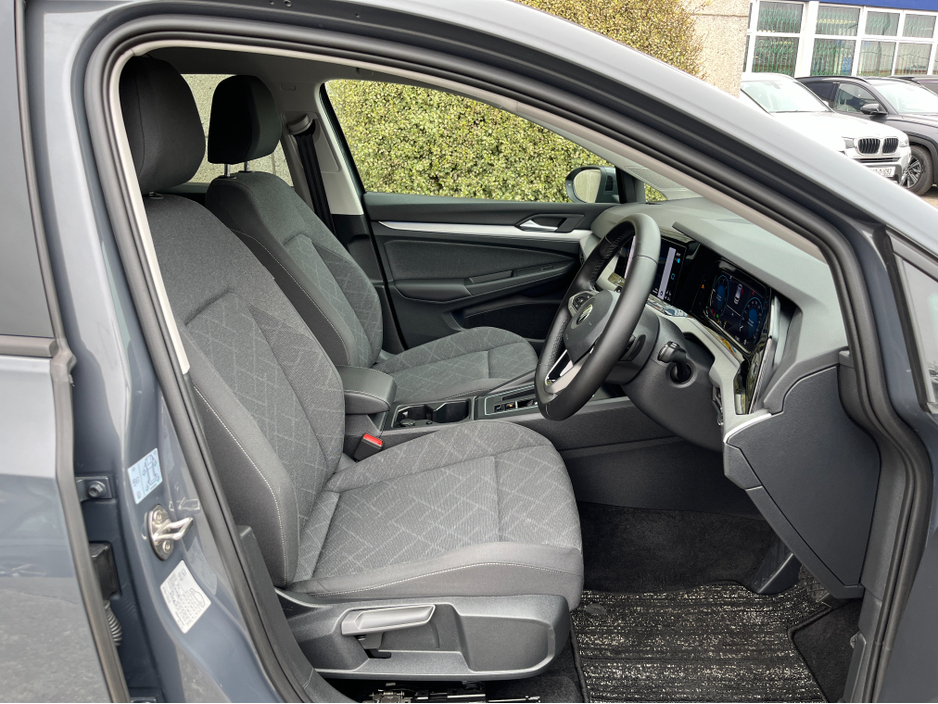 2022 Volkswagen Golf - image 10