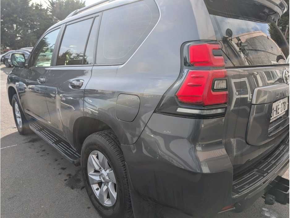 2018 Toyota Landcruiser - image 2