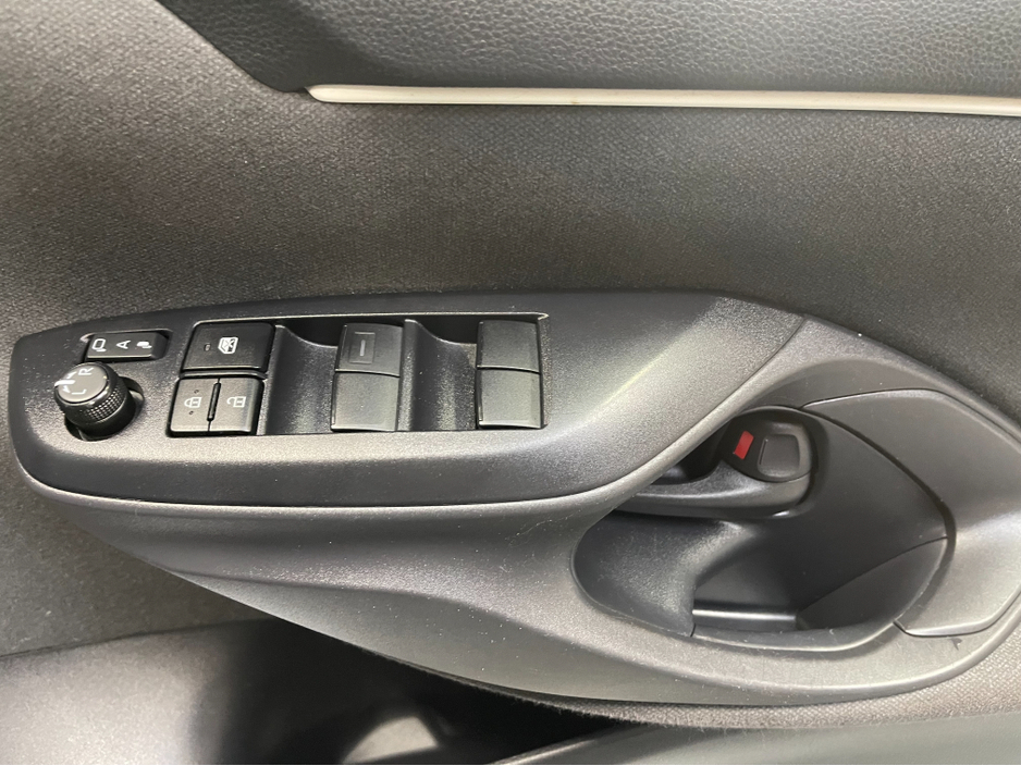 2020 Toyota Yaris - image 11