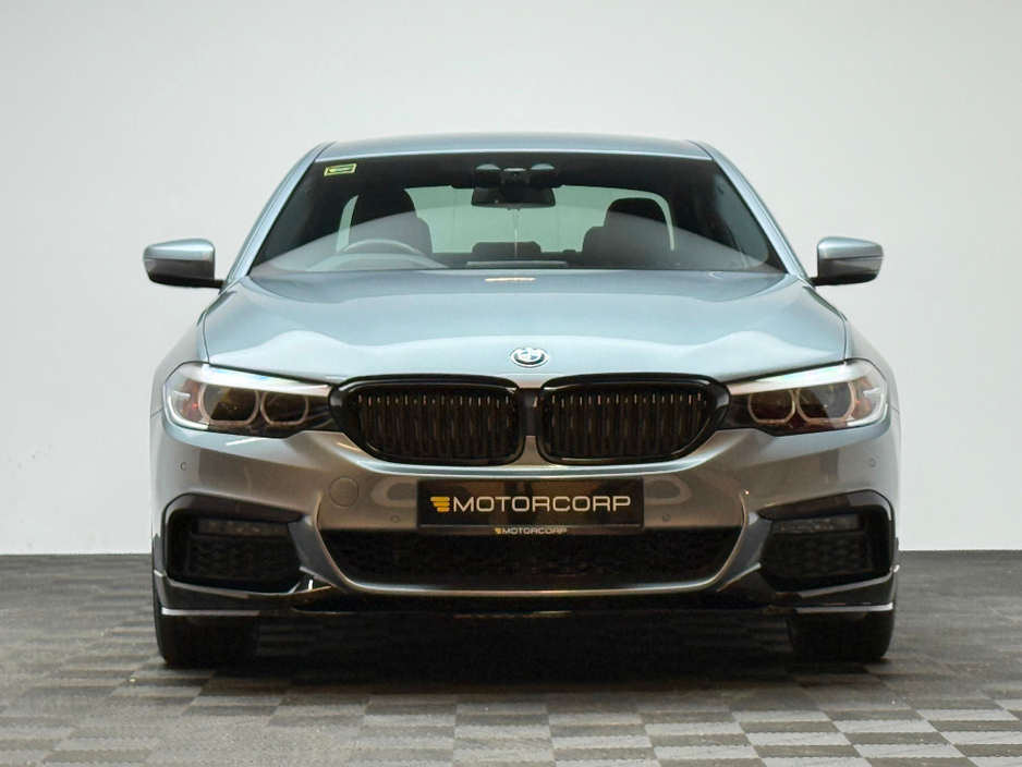 2019 BMW 5 Series - image 2