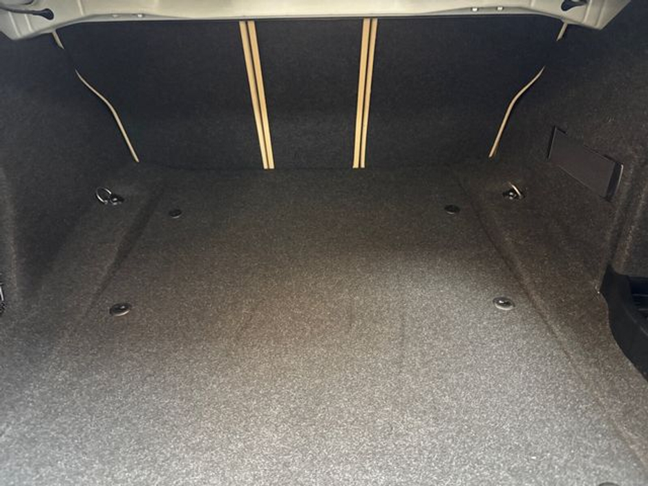 2016 BMW 3 Series - image 18