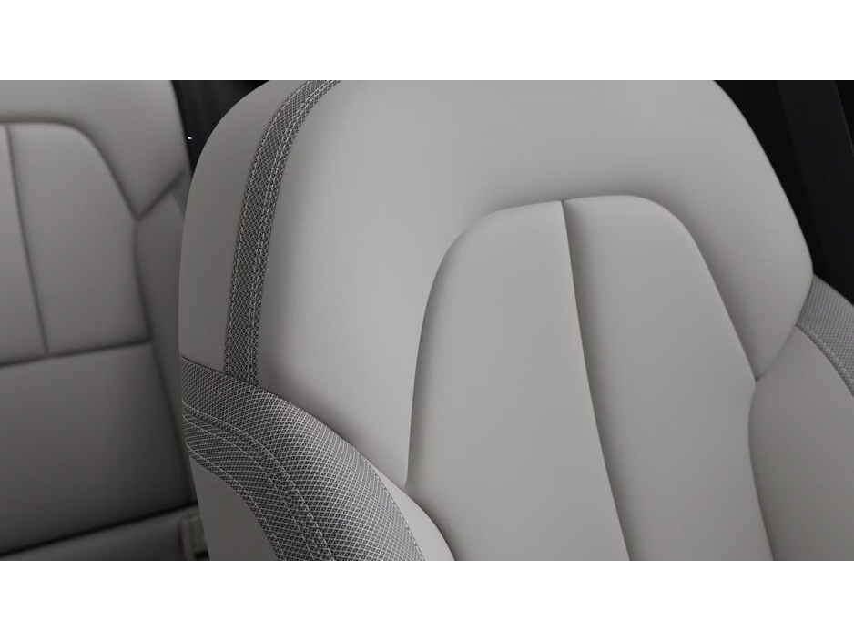 2026 Volvo EX40 - image 13