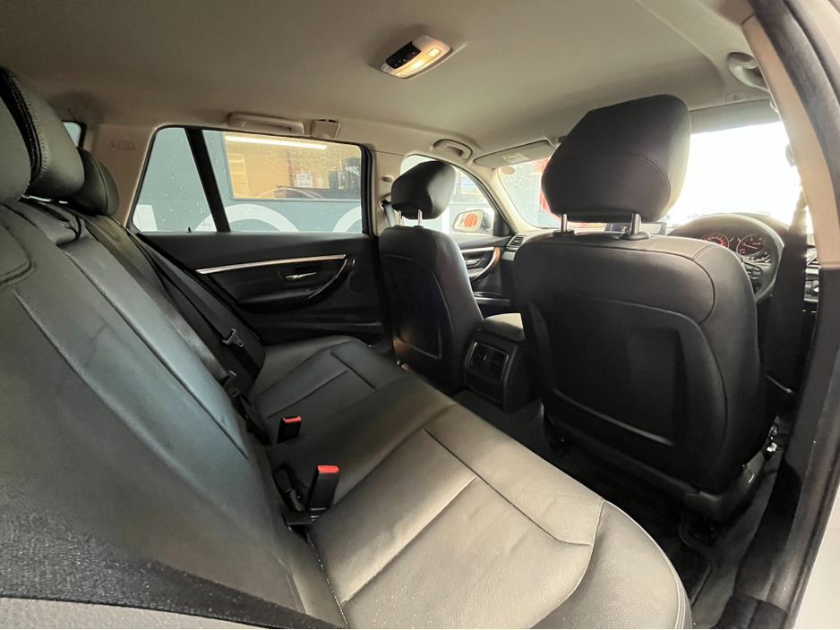 2018 BMW 3 Series - image 16