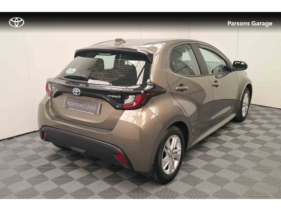 2023 Toyota Yaris - image 2