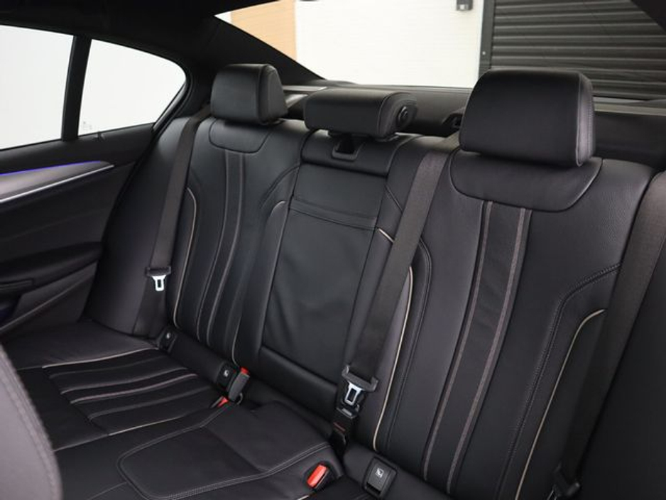 2019 BMW 5 Series - image 19