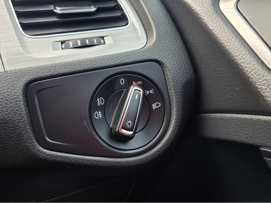 2016 Volkswagen Golf - image 19