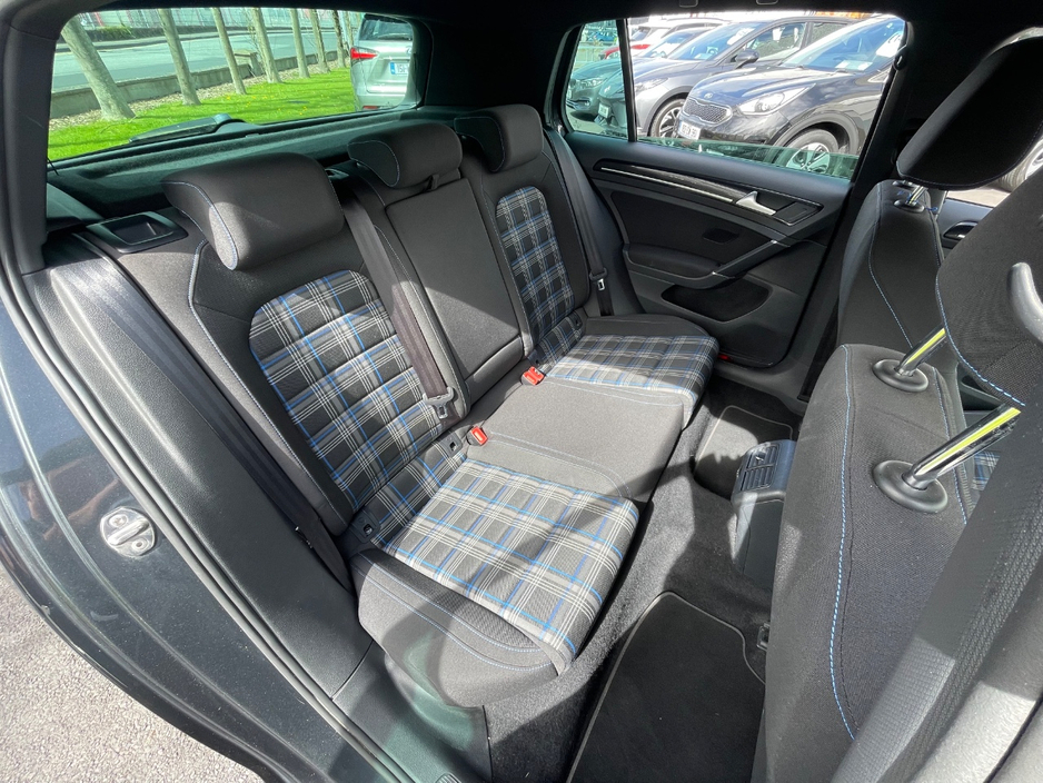 2015 Volkswagen Golf - image 13