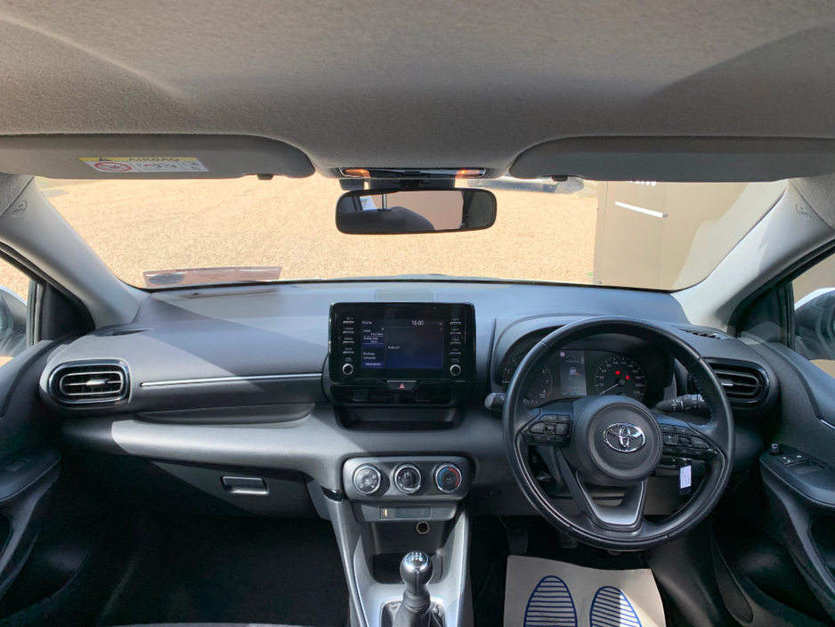 2023 Toyota Yaris - image 14