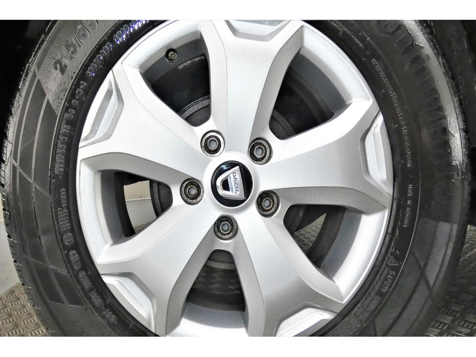 2019 Dacia Duster - image 27