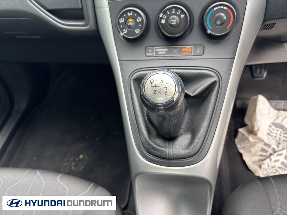 2012 Toyota Auris - image 7