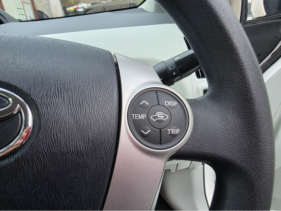 2013 Toyota Prius Alpha (7 Seater) - SELF CHARGING HYBRID -ALLOYS - REVERSE CAMERA - SIMI DEALER - LOW ROAD TAX BAND €13,450