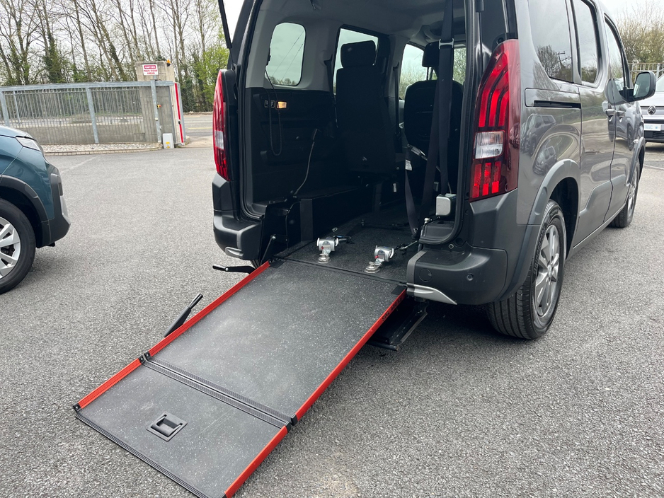 2023 Peugeot Rifter - image 11