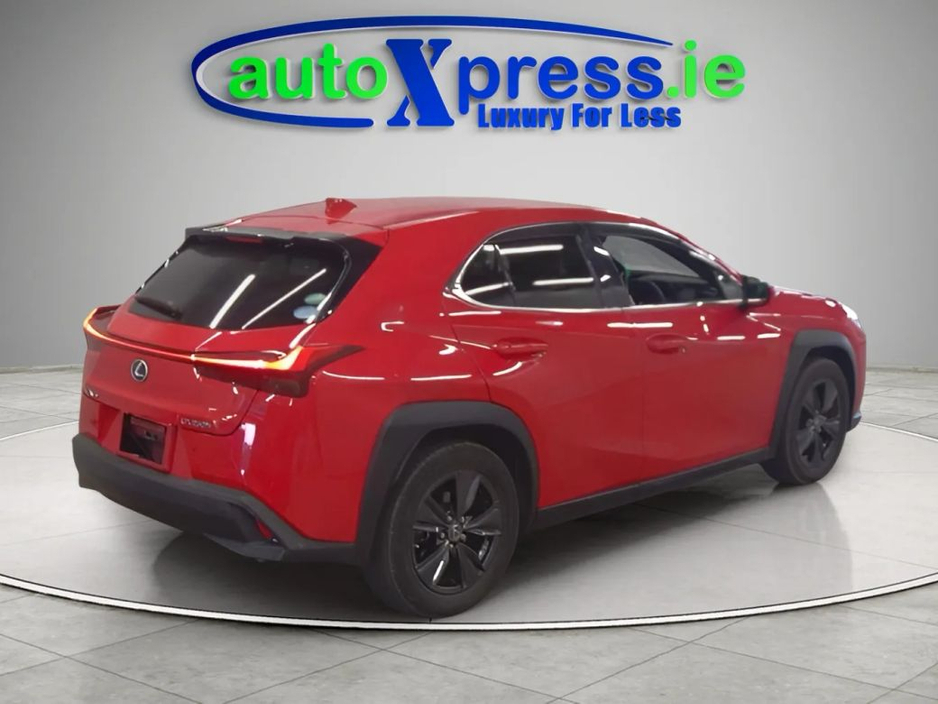 2021 Lexus UX 250 H - image 3