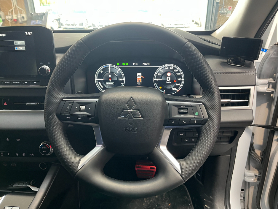 2023 Mitsubishi Outlander - image 9