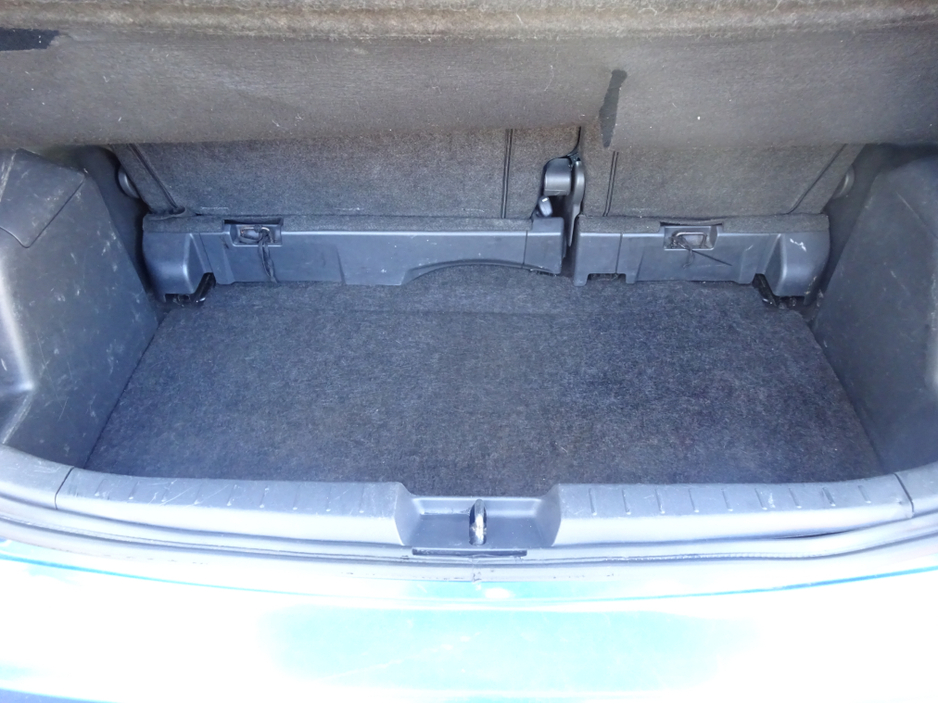 2010 Toyota Yaris - image 9