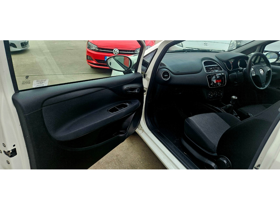 2015 Fiat Punto - image 24