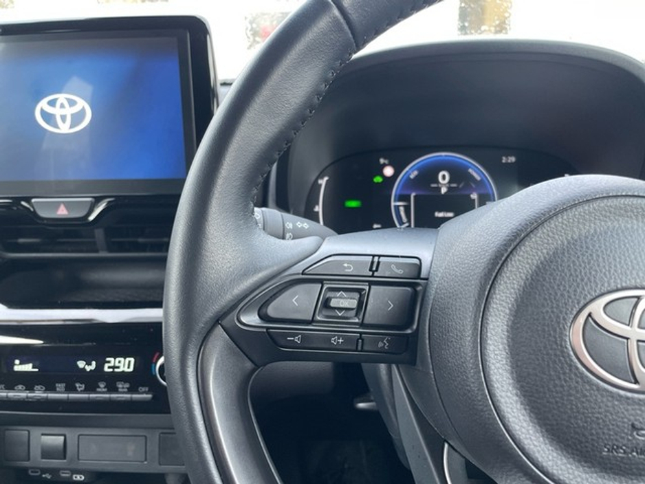 2025 Toyota Yaris Cross - image 11