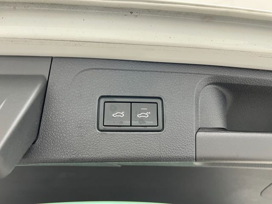 2018 Volkswagen Passat - image 18