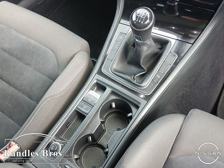 2017 Volkswagen Golf - image 17