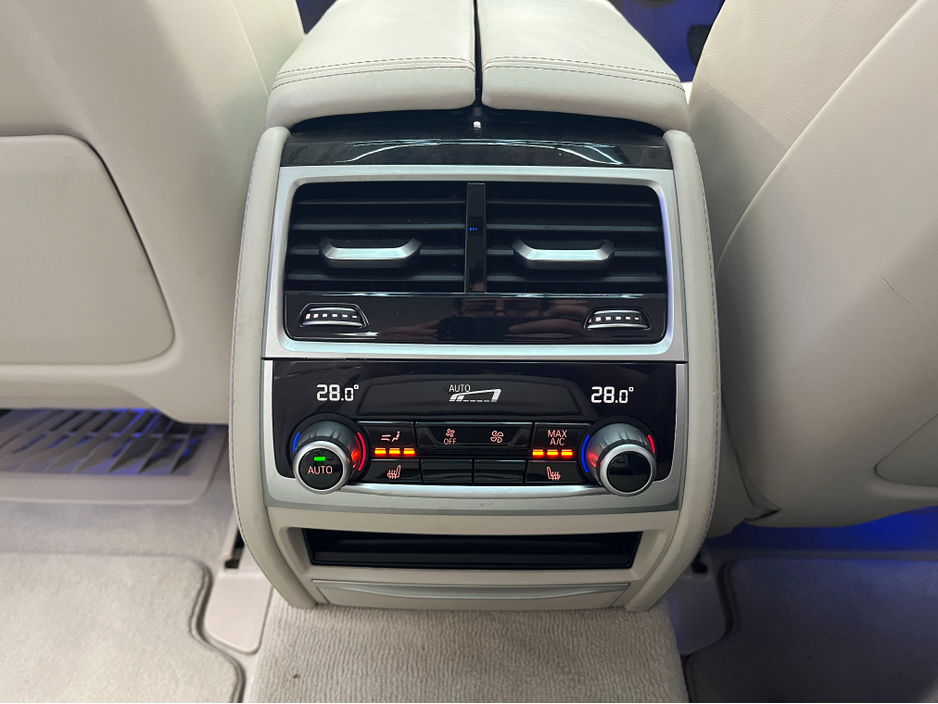 2018 BMW 7 Series - image 16